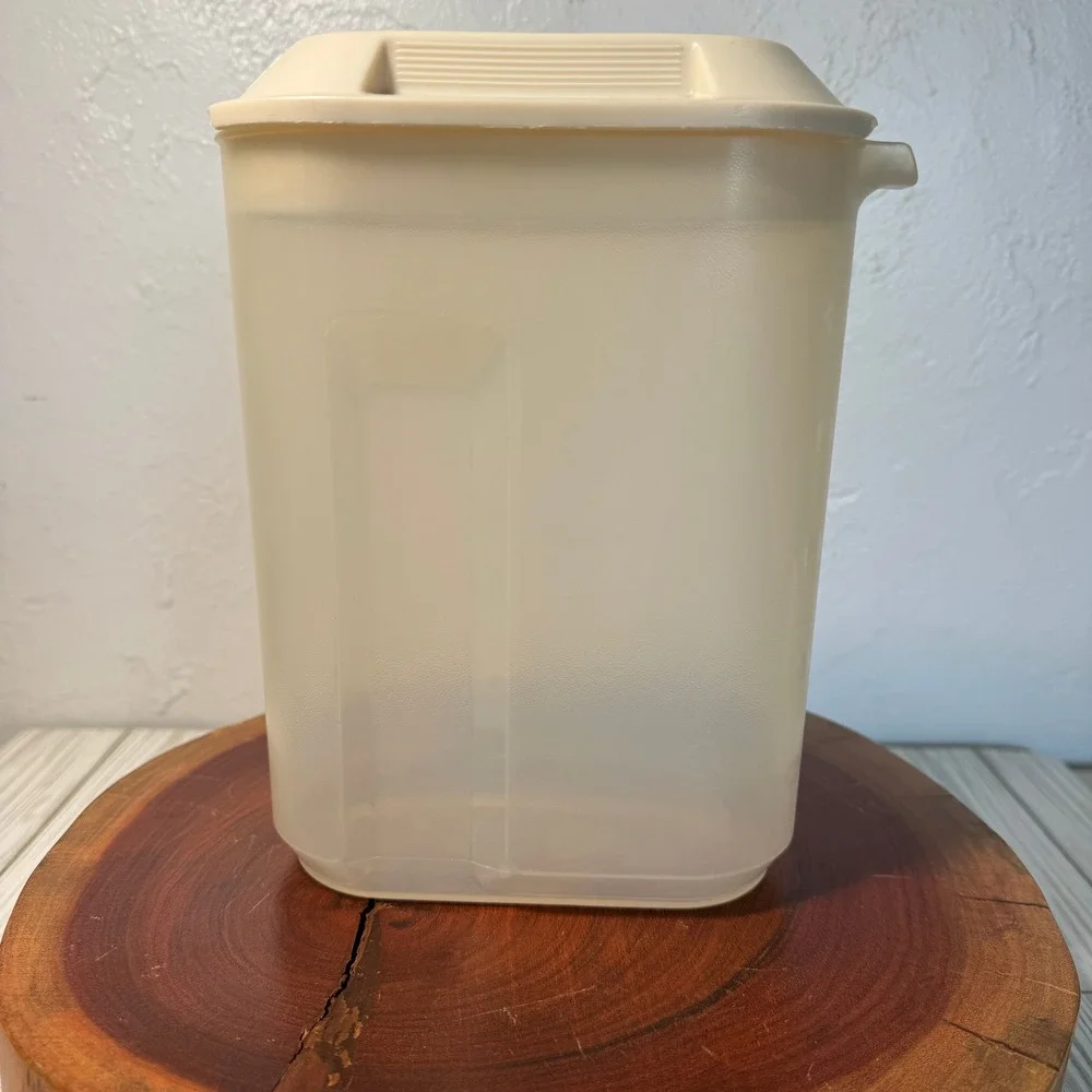 Rubbermaid Servin Saver Pitcher 1.5 Qt 1.4 L Translucent Almond Lid 0922 Vintage
